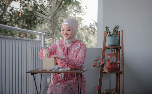 Putri Delina Hadir dengan Single Terbarunya “Menahan Rasa Sakit”