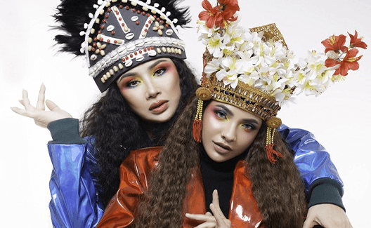 Kolaborasi Lintas Generasi, Sara Fajira & Titi DJ Rilis “Show Off Your Colors”